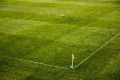 Un jeune attaquant sur la pelouse d'un stade de football
