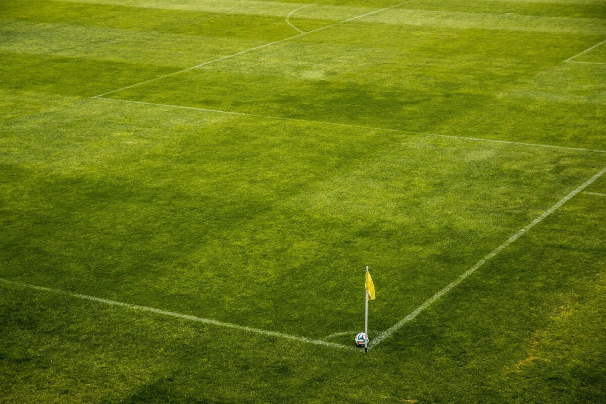 Un jeune attaquant sur la pelouse d'un stade de football