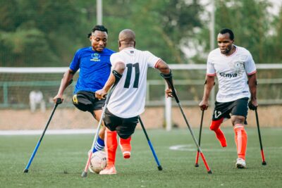 Joueurs de football adapté en plein match sur un terrain vert